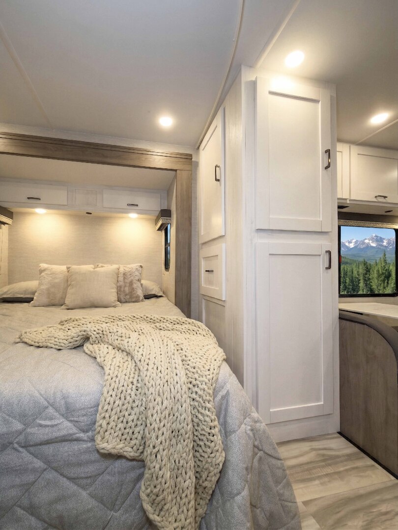 Gulf Stream Conquest Class C 6220LE Image