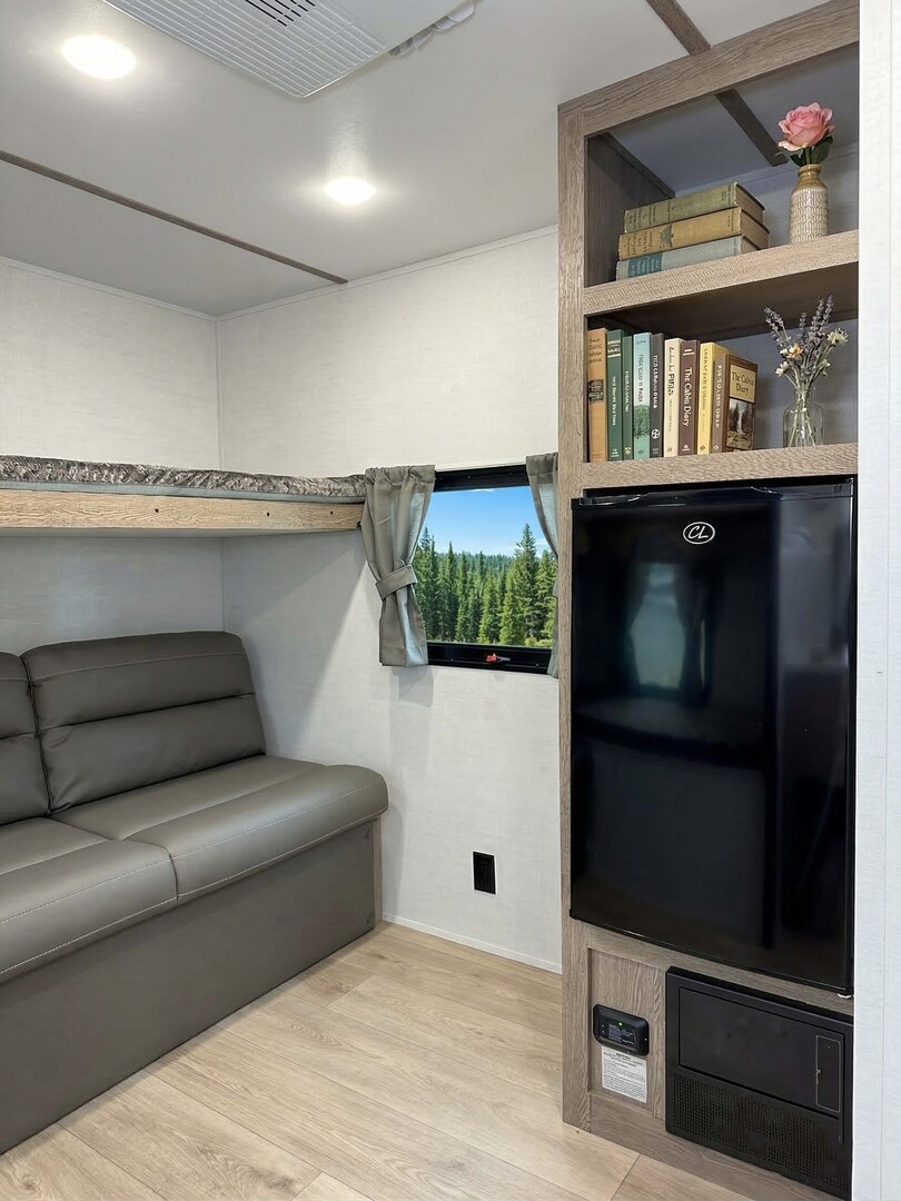 Gulf Stream Conquest Lite 18QB Image