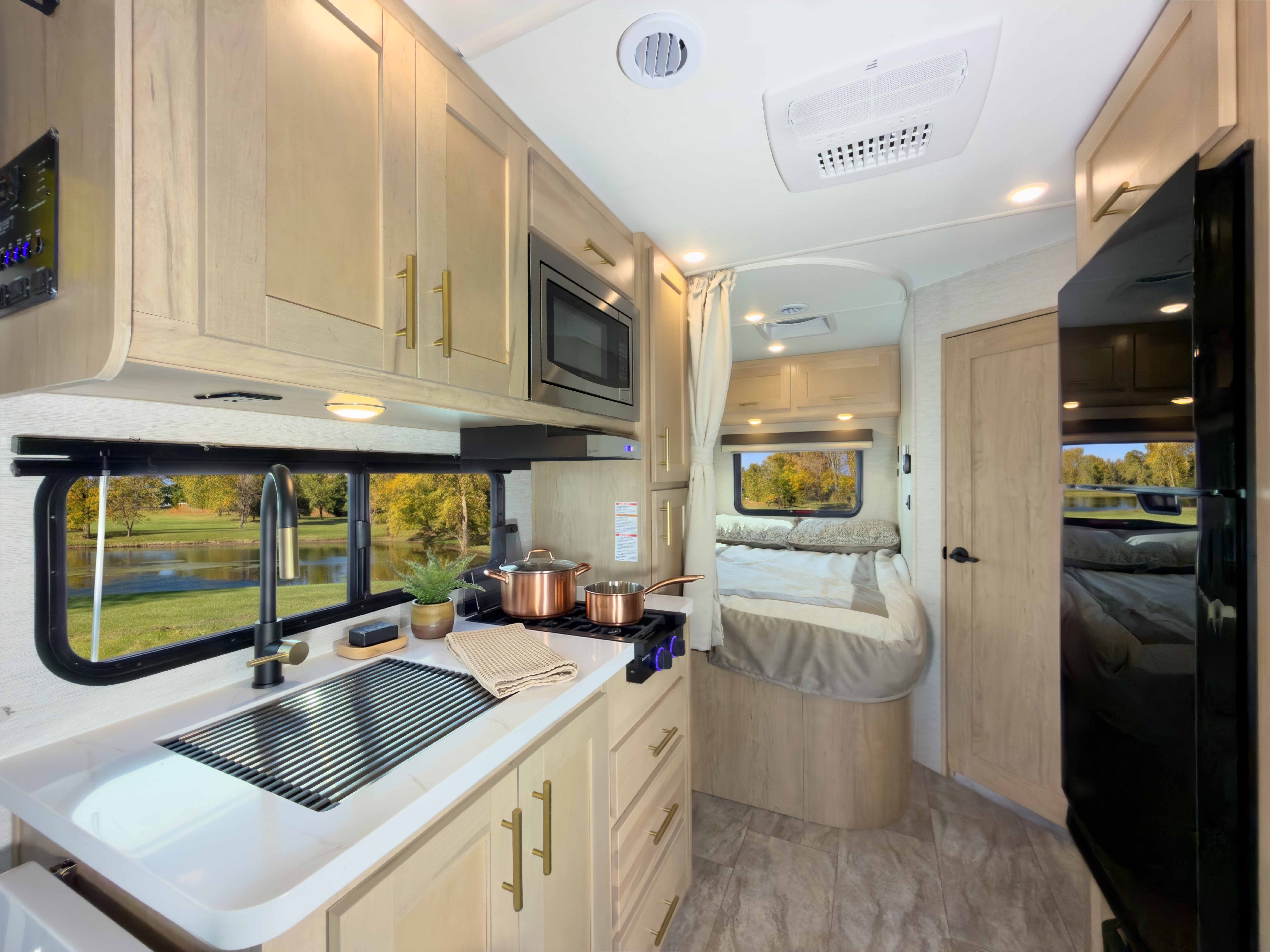 Gulf Stream Conquest Class C 4237 AWD Image